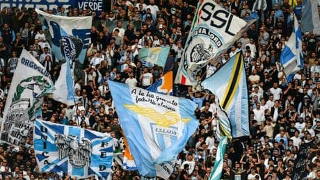 Pescara, bambina con cappello e maglia della Lazio non viene fatta entrare al ristorante. Il proprietario: «Te li devi togliere»