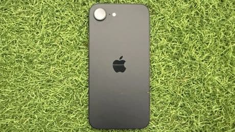 El significado oculto del pequeño agujero que está junto a la cámara del iPhone