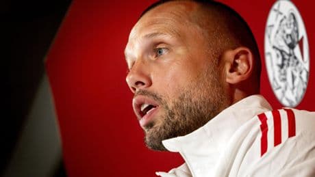 Nieuwe Ajax-trainer John Heitinga op de praatstoel bij presentatie: ’Zo heeft Arne Slot mij verder gebracht’