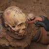 Arbeiders vinden ruim duizend jaar oude mummie in tombe in Peru