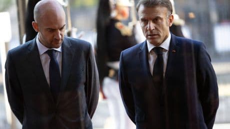 Guerre préventive en Iran : Macron et Barrot peinent à trouver le juste ton