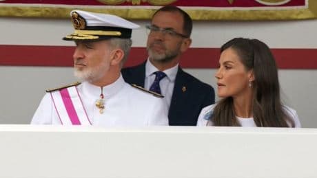 Los Reyes, entre vítores, presiden el día de las Fuerzas Armadas en el año del rearme militar