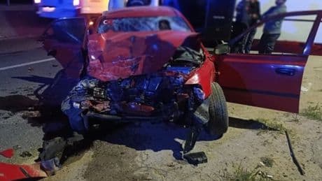Midibüsle çarpışan otomobilin sürücüsü öldü