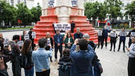 Gaza : à Paris, la fontaine des Innocents teintée en rouge sang pour « dénoncer les massacres » et « exiger une réponse ferme de la France »