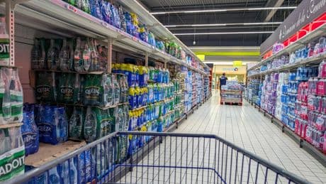 Cristaline, Ricard, Coca-Cola… Quels sont les produits les plus achetés en supermarché par les Français ?