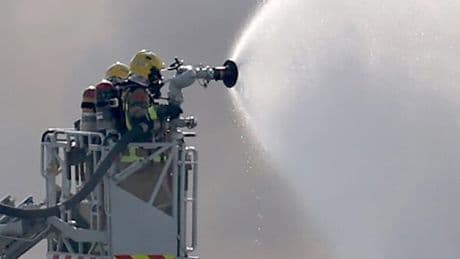 Spanish holiday hotspot tells people 'don't go outside' as toxic fire breaks out