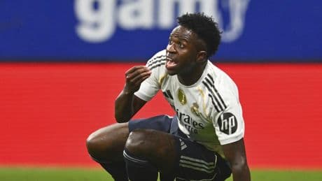 Del enfado a los bostezos, así fue el partido de Vinicius en Oviedo