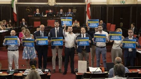 Protesta in consiglio e Giunta in bilico. I legali a Tancredi: "Valuta il passo indietro"