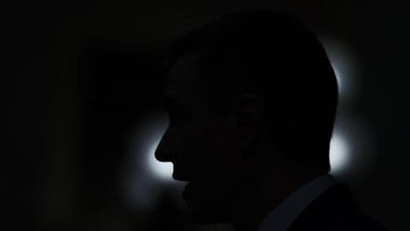 Sánchez celebra la España apagada tocando el bongó: sin luz hay menos delitos, menos accidentes y más amor