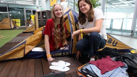 Korte nacht op NS-glamping voor studenten op Utrecht Centraal: ’Werd wakker van de omroeper op station’