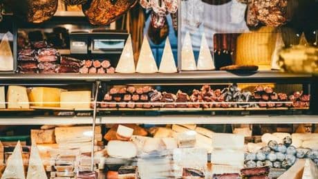 Dazi, gli effetti sui costi per gli americani: parmigiano e champagne a prezzi sempre più cari