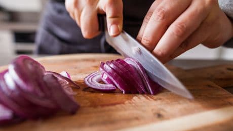 Schnell und ohne Tränen Zwiebel schneiden: Tipps für die perfekte Technik