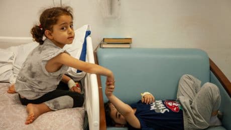 Togliere la guerra dalla mente dei bambini palestinesi: serve un centro per curare i traumi psichici. Parliamone