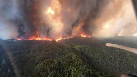 Feux de forêt au Canada : plus de 17 000 personnes en cours d’évacuation dans le centre du pays