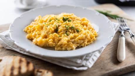 Nicht in die Pfanne: Kurioser Trick macht Rührei total gut