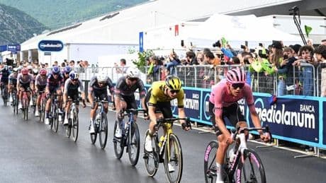 Isaac del Toro saca más tiempo a Ayuso y Roglic en un final caótico de Gorizia