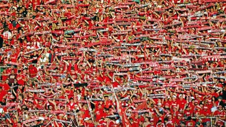Fußball | Heiliger Ernst oder die wundersame Identifikation von Fußballfans
