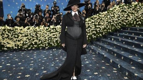 Rihanna desvela su tercer embarazo en la Gala Met