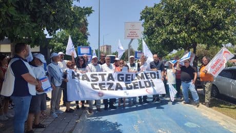 Adana’da sağlık emekçileri ‘Eziyet Yönetmeliği’ne karşı bordro yaktı