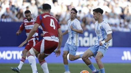El Málaga frena al Granada y da un paso hacia la salvación