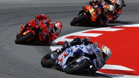Álex Márquez se reivindica con una espectacular carrera y alarga el alirón de Marc Márquez