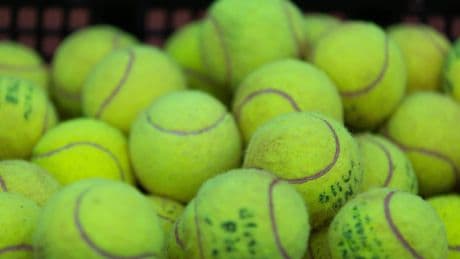 Nachhaltigkeit im Sport: Wohin nur mit den alten Tennisbällen?