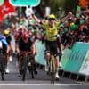Kooij draait rollen om en verzorgt lead-out voor winnend Visma-talent Brennan