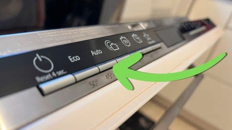 Viele vergessen es: Dieser Spülmaschinen-Trick spart Geld und Ärger