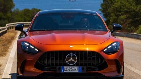Mercedes-Amg GT, una sportiva da Costa Smeralda. Com'è e come va