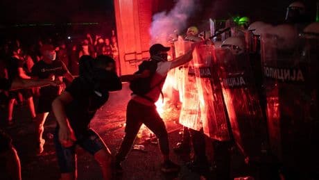 Al menos 42 detenidos y decenas de heridos en una manifestación en la ciudad serbia de Novi Sad