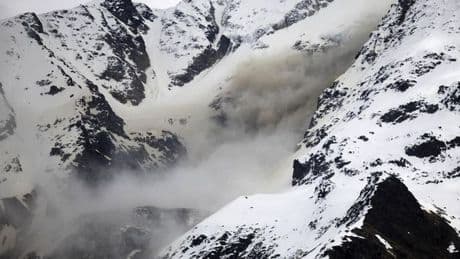Schweizer Bergdorf evakuiert: Gigantischer Fels droht abzustürzen