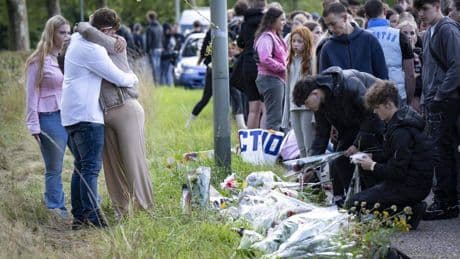 Emotionele bijeenkomst op plek des onheils in Geleen met drie doden, onder wie 15-jarig meisje: ’Zoveel leed’