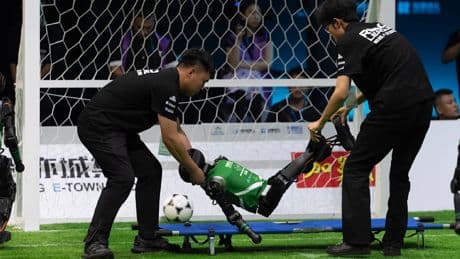 Roboter-Wahnsinn in China! - KI-Kicker muss vom Platz getragen werden