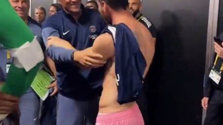Un reencuentro "muy especial" en el adiós de Messi al Mundial de clubes: abrazo con Luis Enrique, camiseta con Hakimi y foto con Dembélé