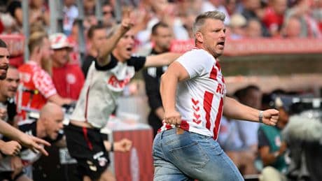 Trainer Kwasniok coacht im Trikot – und jubelt nach dem späten Lucky Punch