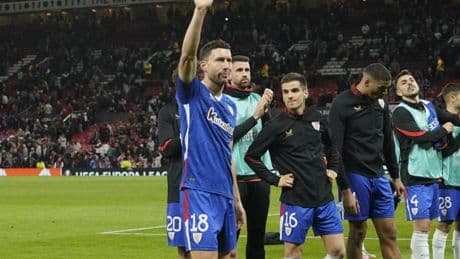 La afición rinde su homenaje al capitán a dos semanas de su retirada: «Óscar quédate, Óscar quédate»