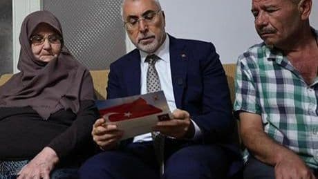 Bakan Işıkhan, şehit ailesini ziyaretinde Cumhurbaşkanı Erdoğan'ın 'Terörsüz Türkiye' mektubunu okudu