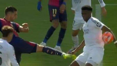 Ferran Torres echa más leña al fuego con la mano de Tchouaméni