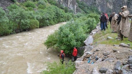 Hakkari'de derede kaybolan genci arama çalışmaları sürüyor
