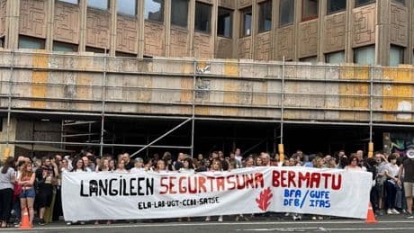 Un centenar de personas se concentran frente a los servicios sociales en apoyo a la educadora apuñalada en Txurdinaga