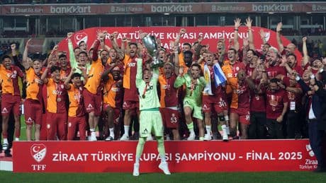 Galatasaraylı oyuncular Türkiye Kupası’nı kaldırdı
