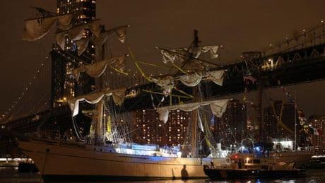 Unglück in New York: Segelschiff prallt gegen Brooklyn Bridge - Zwei Tote