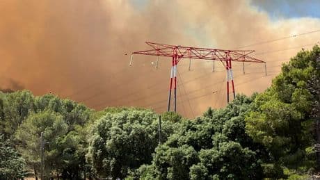 Incendio a Marsiglia, le fiamme hanno raggiunto la città