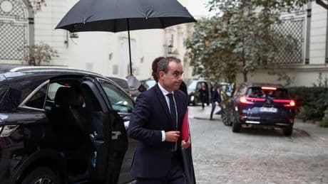 "Faire de l'anti-Bayrou"? Entre négociation et câlinothérapie, comment Sébastien Lecornu va tenter de durer à Matignon