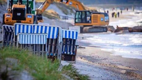 Bestuurder bulldozer rijdt zonnende vrouw dood op strand Italië