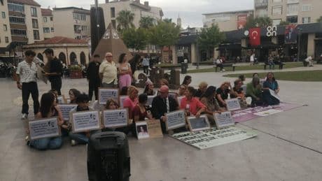 Balıkesir'de liseli öğrencilerden kadın cinayetlerine protesto için oturma eylemi