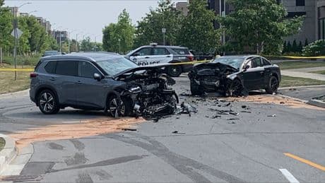 Toronto car crash, shooting leave 2 injured, 1 person wanted