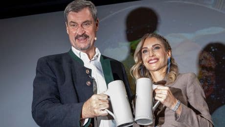 Fiebertraum in Trachten: Cathy Hummels flirtet mit Markus Söder – doch der denkt nur an Bratwurscht