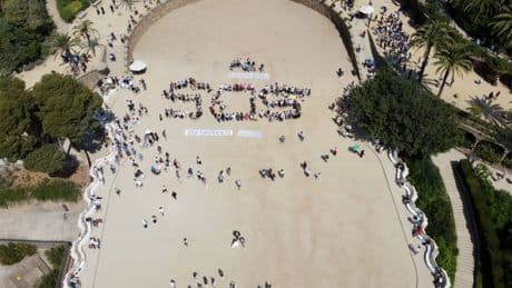 Un centenar de personas protestan en el Park Güell contra la masificación turística y la privatización del parque