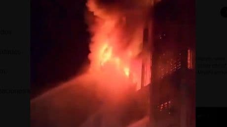Los impresionantes vídeos del devastador incendio en un hipermercado de Irak: la tragedia deja 63 muertos